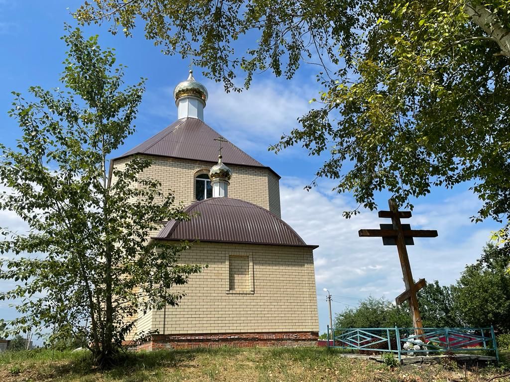 Воздвижение центрального купола с накупольным крестом.